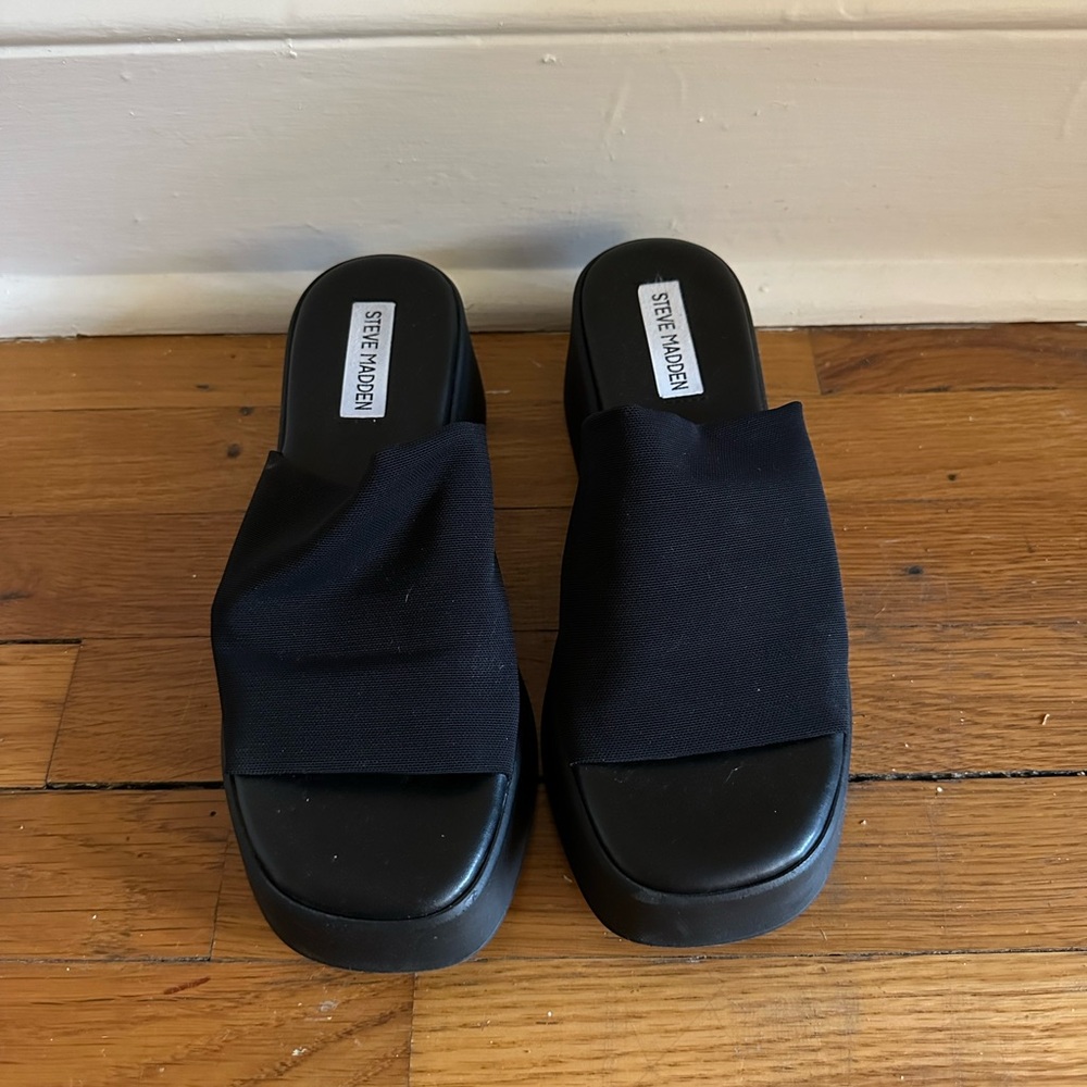 Steve Madden “Slinky” Flatform Sandals